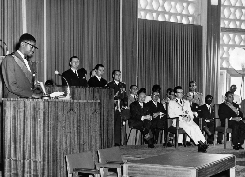 Toespraak door premier Patrice Lumumba tijdens de onafhankelijkheidsplechtigheid in het Paleis der Natie in Leopoldstad. Rechts koning Boudewijn en president Kasavubu, 30 juni 1960. (Liberas, 450515)