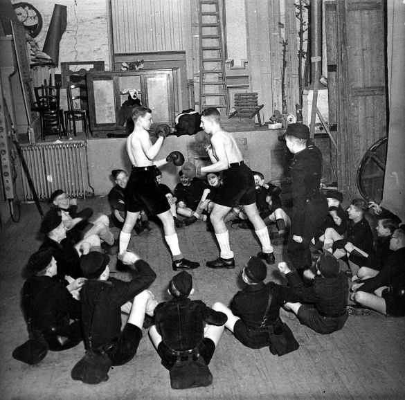 De Hitlerjeugd Vlaanderen werd in 1943 opgericht en verzamelde kinderen van leden van de DeVlag en de Vlaamse SS die vonden dat de NSJV te veel de kaart trekt van het Vlaamsch Nationaal Verbond (VNV). (CegeSoma/Rijksarchief)