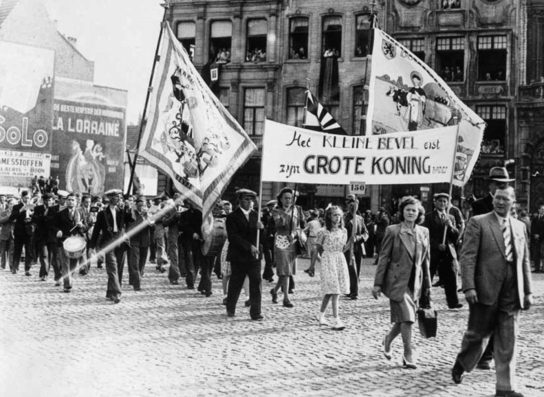 Voorstanders van Leopold III manifesteren voor de terugkeer van de koning, 1950. (Archief Koninklijk Paleis)