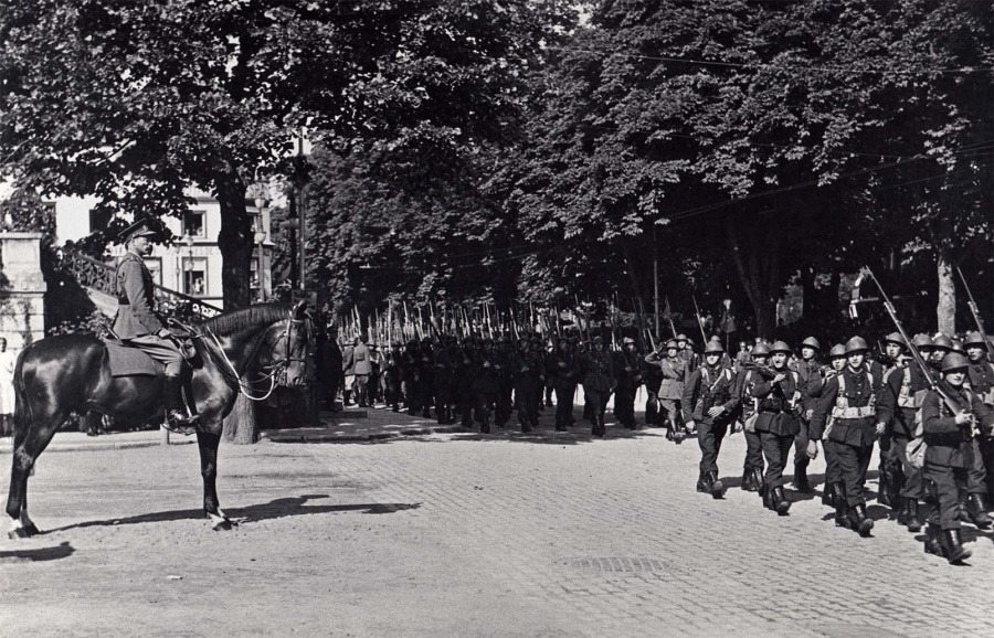 Koning Leopold III schaarde zich volmondig achter de vernieuwde neutraliteitspolitiek van zijn regering. De daarmee gepaard gaande herbewapeningspolitiek kreeg voortaan de steun van een meerderheid aan Vlaamse kant. Troepenschouwen door Leopold III, 1937. (Archief Koninklijk Paleis)