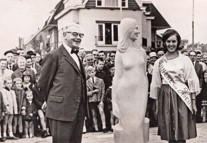 Onthulling van het standbeeld Tineke van Heulen, vervaardigd door beeldhouwer Luc van Parijs, in aanwezigheid van VTB-VAB voorzitter Jozef van Overstraeten en Miss Tineke van Heule, Gentbrugge, 24 september 1967. (ADVN)