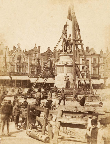 Plaatsing van het standbeeld van Jan Breydel en Peter De Coninck op de Grote Markt van Brugge in 1887. (Stadsarchief Brugge – verz. J. A. Rau)