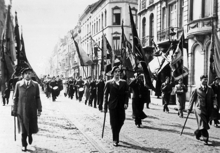 Optocht van het Katholiek Vlaams Hoogstudentenverbond met voorop de Verbondswacht met knuppel, de vaandels en de fanfare. In het midden Herman Wagemans, 1938. (Universiteitsarchief KU Leuven, AMVS)