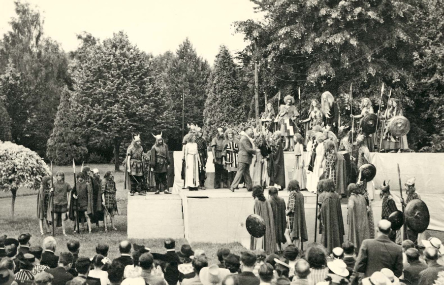 <p>Opvoering van <em>Gudrun</em> door het Vlaamsche Volkstoneel in het stadspark van Aalst, 1942. Jozef van Overstraeten neemt bloemen in ontvangst. (ADVN, VFA149)</p>