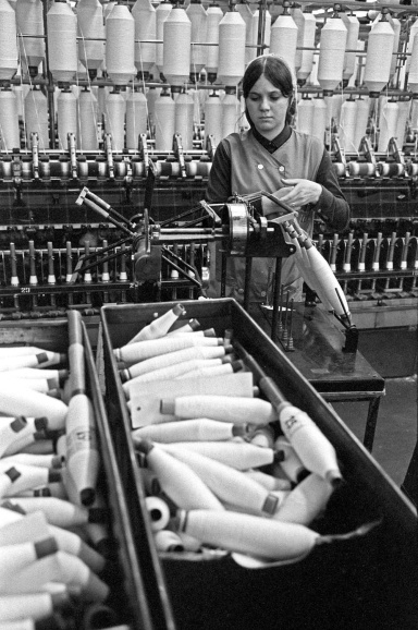 Het VEV verzette zich tegen overheidsteun aan de traditionele sectoren, waaronder de noodleidende textielsector. Arbeidster aan het werk in een textielfabriek van UCO in Gent, jaren 1970. (Amsab, fo030911)