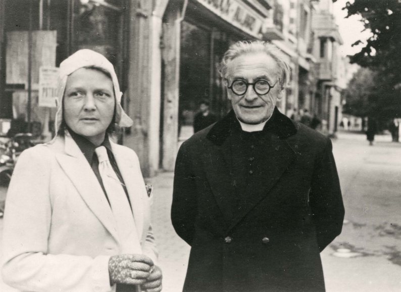 Cyriel Verschaeve met zijn uitgeefster Martha van de Walle, 1943. (ADVN, VFAL188)