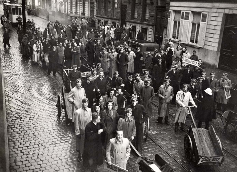 Leden van het Gentsch Studentencorps nabij het studentenhuis Mac Leod in de Sint-Pietersnieuwsstraat, ca. 1933. (Archief Universiteit Gent)