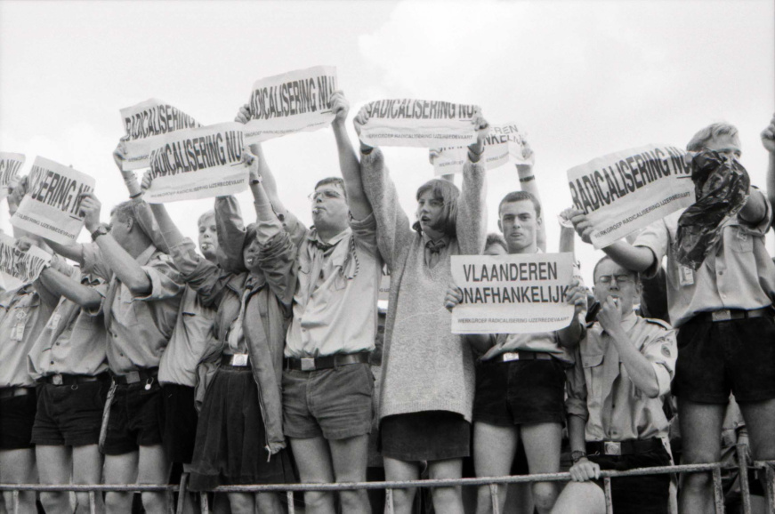 Oproer tijdens de IJzerbedevaart van 1996. Leden van het Vlaams Nationaal Jeugdverbond (VNJ) eisten een terugkeer naar een radicale koers en bestormden het podium. (ADVN)