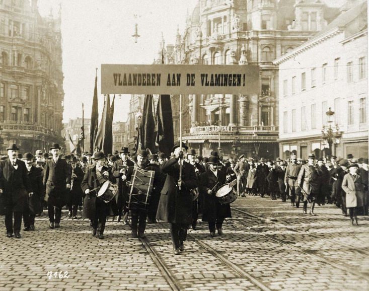 Activistische manifestatie in Antwerpen, 3 februari 1918. Gesteund door de Duitse bezetter schoot een anti-Belgisch Vlaamsnationalisme wortel. (Collectie Stad Antwerpen, Letterenhuis, tglhph49084)