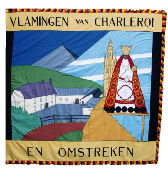 Vlag van de Broederschap van Onze-Lieve-Vrouw van Halle, een vereniging van Vlaamse boeren uit de regio Charleroi die tot 2009 nog jaarlijks op bedevaart naar Halle trokken. (Collectie Familie Van Landschoot-Van Nieuwenhuise)