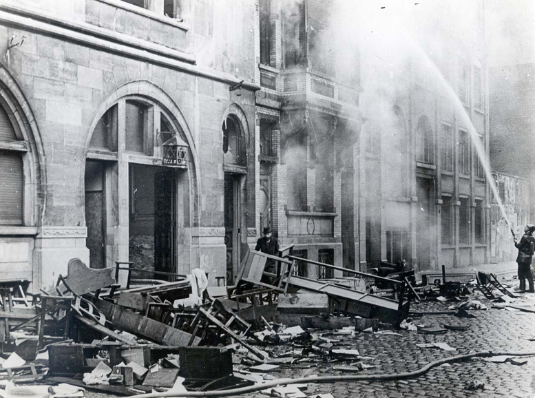 Tijdens de pogrom van 14 april 1941 in Antwerpen vernielde een menigte, vooral bestaande uit leden van Volksverwering, het VNV en de Algemeene-SS Vlaanderen, onder meer de synagoge aan de Van den Nestlei. (Kazerne Dossin)