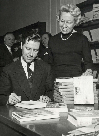 Uitgeefster Angèle Manteau bij een signeersessie van haar auteur Herman Wouters, 1955. (Collectie Stad Antwerpen, Letterenhuis, tglhph50967)
