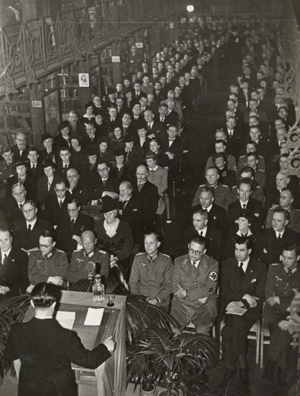 Uitreiking van de Rembrandprijs aan Raf Verhulst, 1941. Deze prijs werd sinds 1931 door de Hamburgse Stichting FVS uitgereikt voor letterkundige prestaties van onder andere bewoners van het Nederduitse taalgebied en de Noordelijke en Zuidelijke Nederlanden. (Collectie Stad Antwerpen, Letterenhuis, tglhph7733)