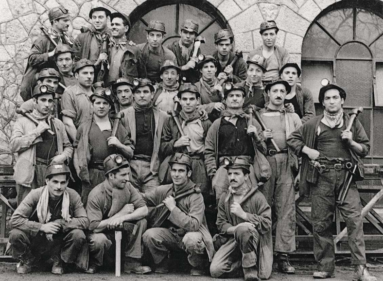 Italiaanse mijnwerkers tijdens hun opleiding in Limburg, jaren 1960.