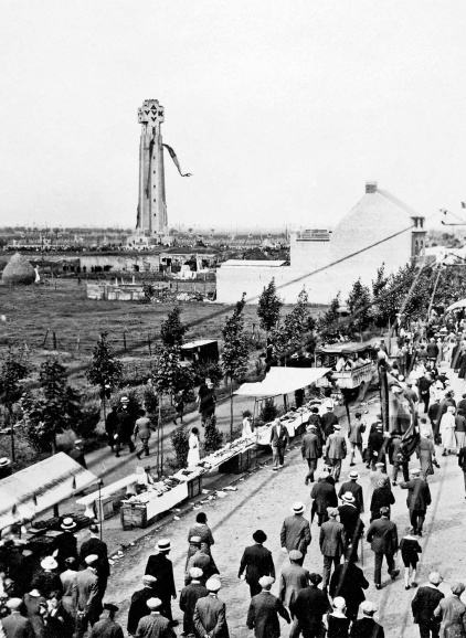 Bedevaarders op weg naar de bedevaartweide aan de IJzertoren tijdens de dertiende IJzerbedevaart, 21 augustus 1932. (ADVN, VFFY60/37)