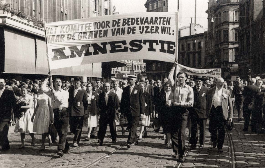 De bestraffing van de collaboratie was in België al snel na de bevrijding de inzet van een politieke strijd. Amnestie-betoging in Antwerpen, 1959. (ADVN, VFFY8/381)
