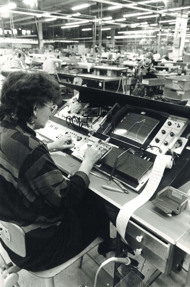 Beeldschermproductie bij Barco Electronic, Kuurne, 1987. Foto Patrick Holderbeke. (Stadsarchief Kortrijk)