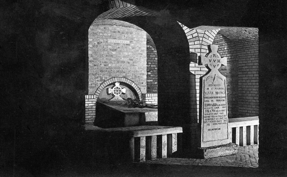 Grafmonument van de gebroeders Van Raemdonck in de crypte van de IJzertoren, ca. 1932. (ADVN, VFAY273/5)