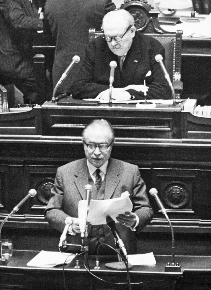 Premier Gaston Eyskens verklaart in de Kamer dat de Belgische staat ‘door de gebeurtenissen is achterhaald’, 1970. (ADVN, VFA10864/13)