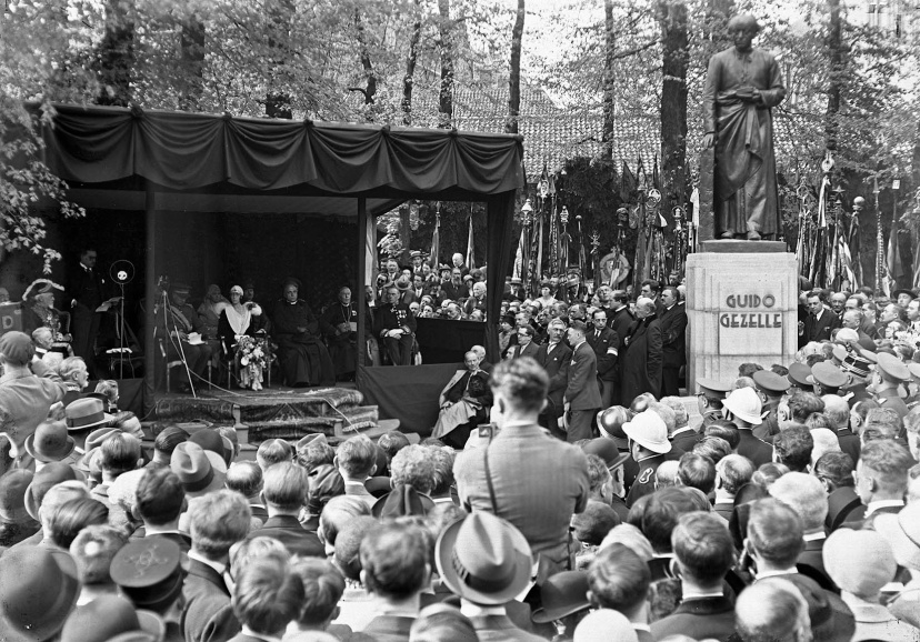 Onthulling van het door Jules Lagae vervaardigde standbeeld van priester-dichter Guido Gezelle tijdens de Gezellefeesten in Brugge, in aanwezigheid van koning Albert I en koningin Elisabeth, 4 mei 1930. (Stadsarchief Brugge)