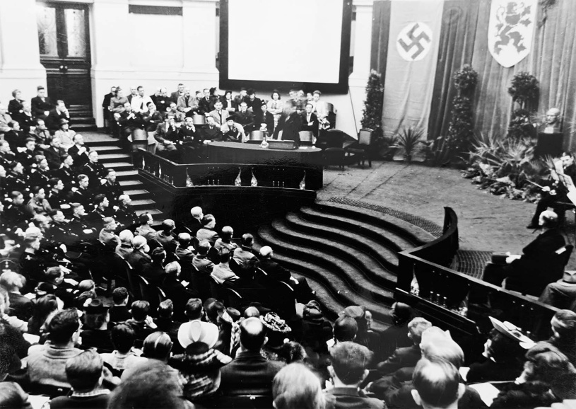 Zitting in de Universiteitsaula in Gent naar aanleiding van een retrospectieve van het werk van Albert Servaes, april 1943. (Rijksarchief Gent)