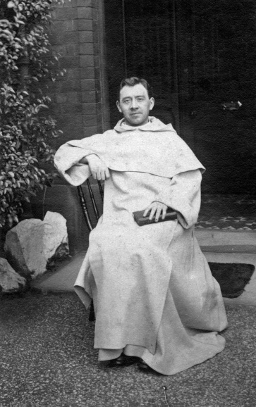 Jules Callewaert voor de pastorij in Stockport, 1914-1918. (ADVN, VFE33/6)