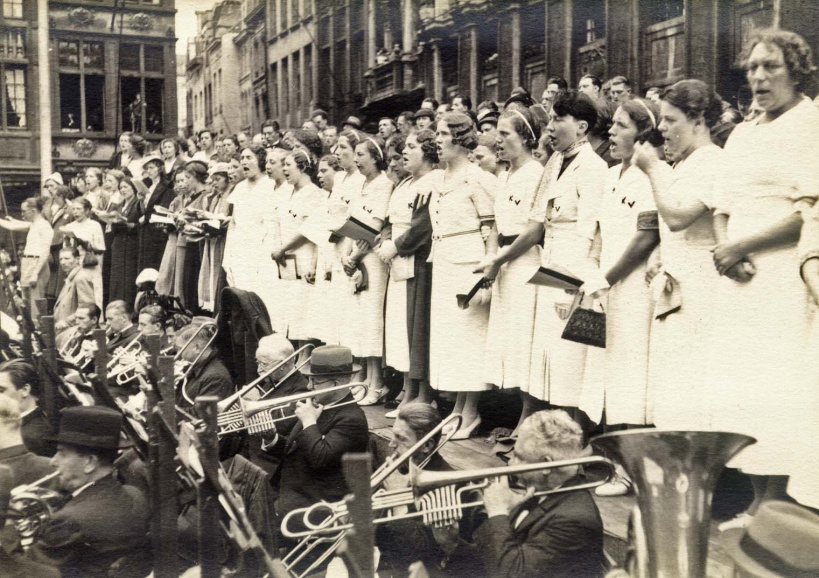 Het Vlaams Nationaal Zangfeest van 25 juli 1937 op de Grote Markt van Brussel. (Collectie Stad Antwerpen, Letterenhuis, tglhph19538)