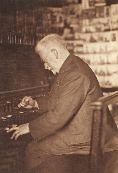 Jef Denyn, sinds 1887 stadsbeiaardier van Mechelen, aan het klavier van de beiaard in de Mechelse Sint-Romboutstoren, 1924. Foto T. Buysse. (Regionale Beeldbank Mechelen, Collectie Koninklijke Beiaardschool Jef Denyn)