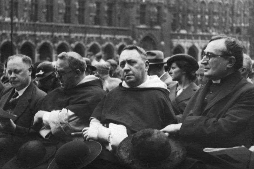 Jules Callewaert (tweede van rechts) op de Grote Markt van Brussel ter gelegenheid van het vijfde Vlaams Nationaal Zangfeest, 1937. (ADVN, VFA1186/4)