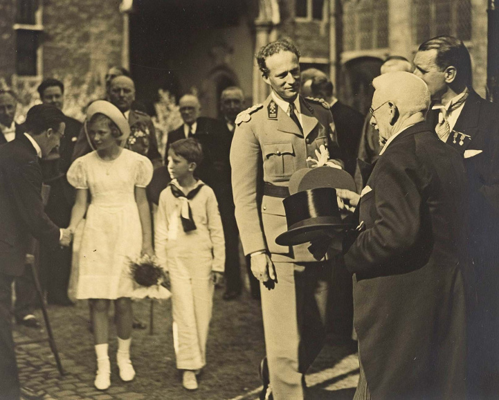 Bezoek van koning Leopold III, prinses Josephine en prins Boudewijn aan de beiaardtentoonstelling in Mechelen, 1938. Het Belgische koningshuis legde altijd veel belangstelling aan de dag voor de Mechelse beiaardbeweging. (Regionale Beeldbank Mechelen, SME003000153)