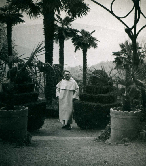Jules Callewaert in de tuin van Casa del Sole, Neggio (Zwitserland), 6 april 1949. (ADVN, VFA2616)