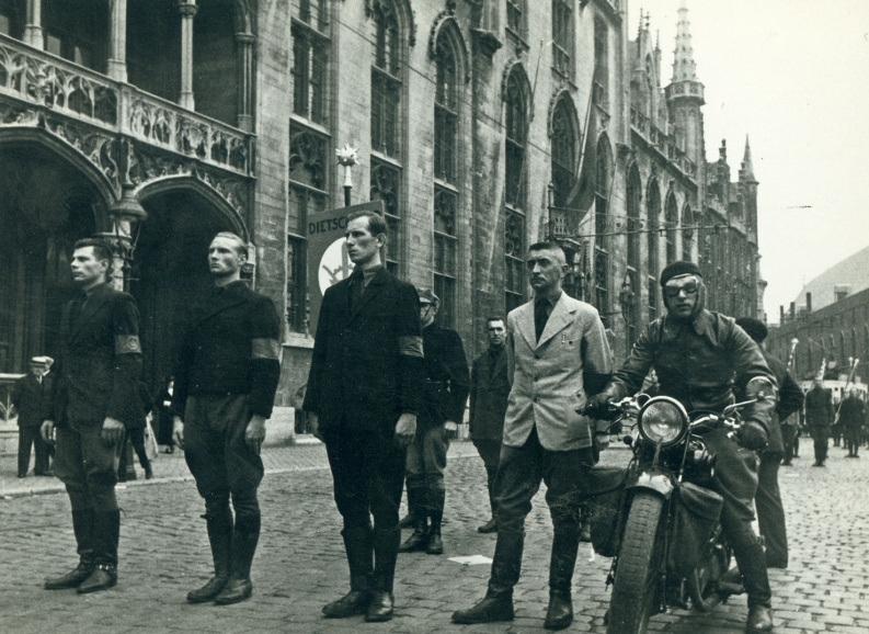 De DMO op de Markt van Brugge, met Jef François naast de motorrijder, 9 augustus 1936. (ADVN, VFA1248)