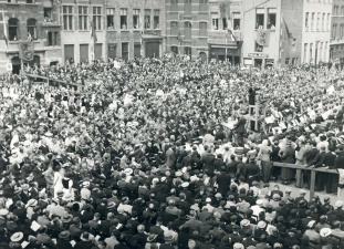Jef van Hoof dirigeert tijdens het vierde Vlaams Nationaal Zangfeest in Antwerpen, 26 juli 1936. (ADVN, VFA6621)