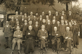 Bezoek van minister Prosper Poullet aan het Secretariaat der Christelijke Sociale Werken van Limburg, Hasselt, 19 augustus 1925. Zittend, van links naar rechts: Frans de Schaetzen, Pieter Jan Broekx, Prosper Poullet, Jules Van Caeneghem en Albert Palmers. (KADOC, kfd000382)