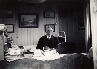 Cyriel Buysse aan zijn werktafel in zijn schrijvershuis op de Molenheuvel in Deurle, 1929. (Collectie Stad Antwerpen, Letterenhuis, tglhph3868)