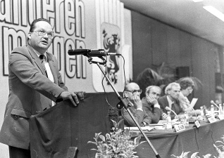 Toespraak van Jean-Luc Dehaene, kabinetschef van minister van Institutionele Hervormingen Jos Chabert, op de 49ste Vlaamse Sociale Week georganiseerd door het ACW, 8 oktober 1981. (KADOC, kfa005878)