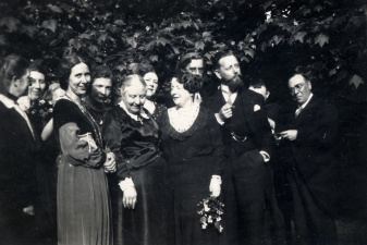 Bijeenkomst naar aanleiding van een redactievergadering van Dietsche Warande en Belfort, met onder andere Marie-Elisabeth Belpaire (midden), Stephanie Claes-Vetter, Julia de Bie, August van Cauwelaert en Gerard Walschap, s.d. (Collectie Stad Antwerpen, Letterenhuis, tglhph51832)