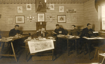 Het Vlaams Secretariaat in het Kamp Göttingen, ca. 1917. In het midden zien we Cyriel Rousseeu, die in augustus 1917 van August Borms als bestendig afgevaardigde van de Raad van Vlaanderen naar Göttingen trok en er tot november 1918 bleef. (ADVN, VFA478)