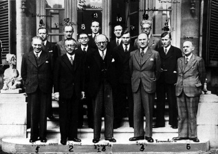 Schepencollege van Groot-Brussel, met in het midden oorlogsburgemeester Jan Grauls, ca. 1942. (CegeSoma, 5825)
