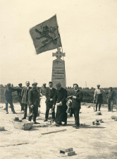 De eerste steen van de IJzertoren werd gelegd door priester Cyriel Verschaeve, 7 juli 1928. (ADVN, VFAY205/4)