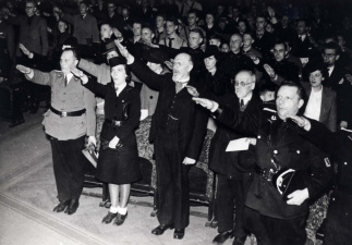 Edgar Lehembre (uiterst links) op het slotfeest van de cultuurweek van de Nationaal-Socialistische Jeugd Vlaanderen (NSJV), april 1942. Naast Lehembre staan Jetje Claessens, August Borms en Joris van Steenlandt (uiterst rechts). (Collectie Stad Antwerpen, Letterenhuis, tglhph27316)