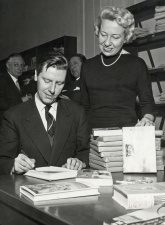 Angèle Manteau bij een signeersessie van haar auteur Herman Wouters, 1955. (Collectie Stad Antwerpen, Letterenhuis, tglhph50967)