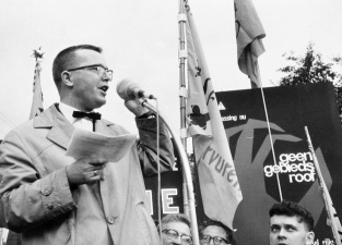 Wilfried Martens spreekt de manifestanten toe op een betoging tegen de geplande aanhechting van zes Vlaamse randgemeenten bij Brussel. Wezembeek-Oppem, 29 juni 1963. (ADVN, VFA11048/3)