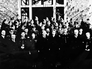Burgemeester Jozef Olaerts (tweede rij, derde van links), samen met gouverneur van Limburg Jozef Lysens (centraal), Theo Brouns (eerste rij, tweede van links), Karel Lambrechts (eerste rij, derde van rechts) en Jozef Deumens (eerste rij, tweede van rechts), met een groep oostfrontvrijwilligers van de Waffen-SS, 1942-1944. (Rijksarchijef Hasselt)