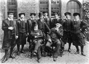Max Rooses (zittend links) aan het Museum Plantin-Moretus, waarvan hij in 1876 werd benoemd tot conservator. (Collectie Stad Antwerpen, Letterenhuis, tglhph10221)