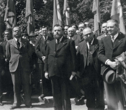 Hendrik Elias en Reimond Tollenaere links achter Staf de Clercq tijdens de vierde VNV-landdag in Gent, 1938. (ADVN, VFA880)