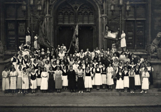 Landdag van de Katholiek Vlaams Meisjesbeweging (bond) te Brugge, 1935. In het midden: Angela Dosfel-Tijsmans, Betty Knockaert, Colomba Thiel, Rachel Sayns, Marie Booret. 1935. (Collectie Stad Antwerpen, Letterenhuis, tglhph40109)