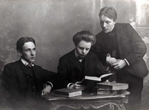 De Socialistische Jonge Wachten, ca. 1904-1908. Van links naar rechts: Paul-Gustave van Hecke, Désiré Bouchery en Hippoliet Vandemeulebroucke. (Amsab-ISG, fo001492)