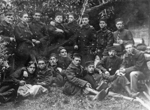 Groep van 46 vrijwilligers uit Temse met onder meer de broers Edward en Frans van Raemdonck en Karel de Schaepdrijver. Piet van Rossem zit op de eerste rij, helemaal rechts, met pijp in de mond, augustus 1914. (ADVN, VFAY269)
