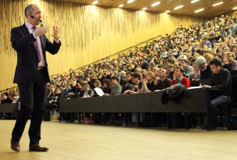 Gastcollege door Johan vande Lanotte in het kader van de vakken Belgisch federalisme (vakgroep Politieke Wetenschappen) en Geschiedenis van België (vakgroep Geschiedenis), 17 februari 2011. Foto Hilde Christiaens. (Collectie Universiteitsarchief Gent)